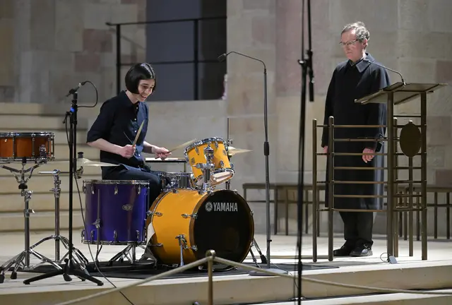 Schlagzeugerin Leonie Klein und Domdekan Dr. Christoph Kohl beim Konzert „Schlag auf Schlag“ in der Karwoche | Foto: Domkapitel Speyer/Klaus Landry