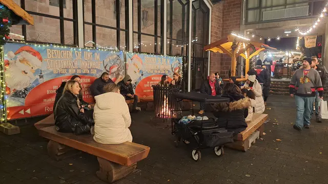 Ein Kontrapunkt zum hektischen Treiben der Vorweihnachtszeit: Im Innenhof der Stiftskirche knisterte wieder das Lagerfeuer | Foto: Monika Klein