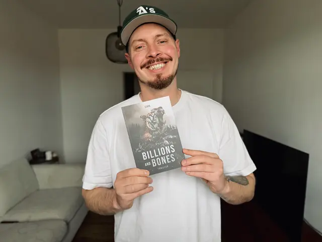 Czaya mit seinem neuen True-Crime-Thriller "Billions and Bones". | Foto: Philipp Czaya