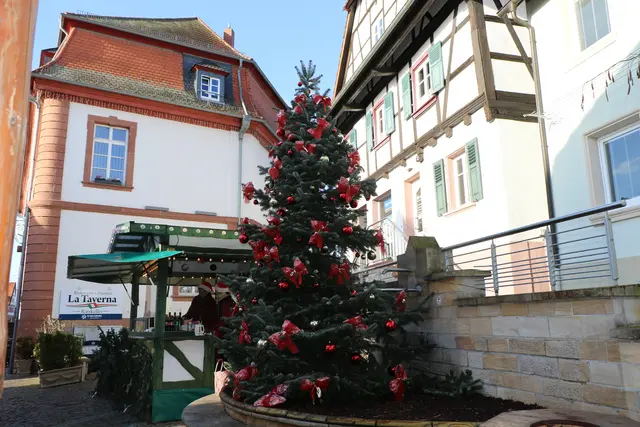 Auf den weihnachtlich geschmückten Straßen geht es zum Christkindelmarkt Kandel,  | Foto: Heike Schwitalla