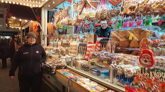 Süßes von der Messekonditorei: René Hengärtner (rechts) ist ein bekanntes Gesicht auf dem Weihnachtsmarkt Kaiserslautern | Foto: Monika Klein