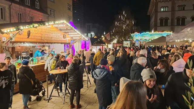 Geselligkeit gehört beim Lautrer Advent dazu: Gerne verabredet man sich mit Freunden  | Foto: Monika Klein