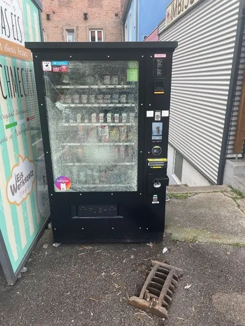 Beschädigter Snackautomat | Foto: Polizei