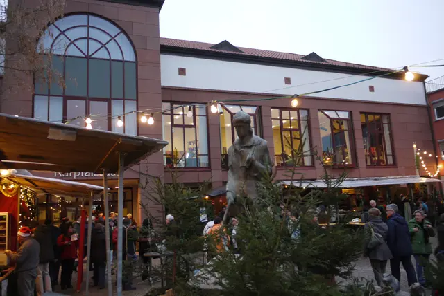 Der Weihnachtsmarkt in Edenkoben ist direkt auf dem Platz vor dem Kurpfalzsaal, indem die kunsthandwerkliche Ausstellung zu sehen ist | Foto: Stadt Edenkoben