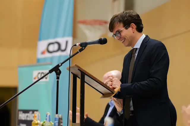 Sichtlich bewegt: Christopher Bretscher erhält nach seiner Nominierung Beifall und bedankt sich mit einer engagierten Rede bei den Mitgliedern. | Foto: Erik Stegner