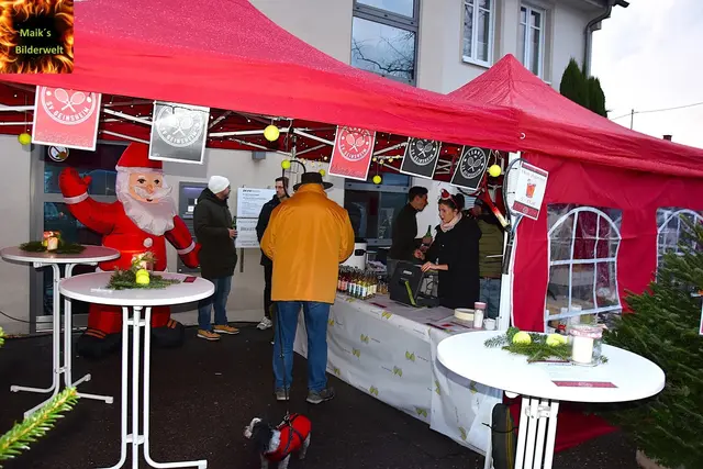 Essen und Getränke am weihnachtlichen Stand von Tennis SV Geinsheim | Foto: Maik's Bilderwelt