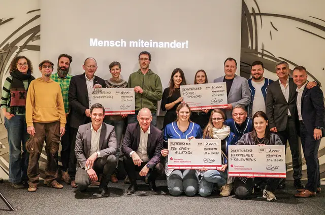 Die Initiatoren der Gewinnerprojekte und die Offiziellen der Mannheimer Bürgerstiftung feierten die Preisverleihung des Wettbewerbs „Mensch miteinander!“ gemeinsam in den Räumen der Sparkasse Rhein Neckar Nord.             | Foto: Daniela Hermann (GO7 AG)