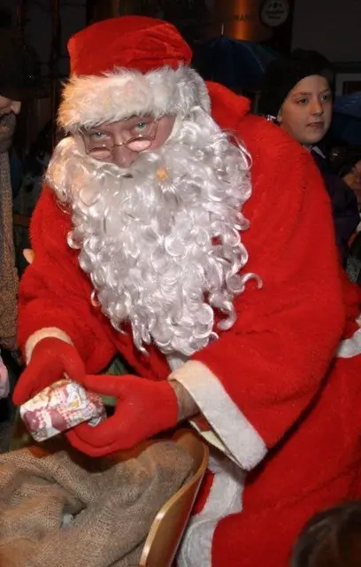 Am Nikolaustag kommt der Nikolaus auf dem Edenkobener Nikolausmarkt vorbei und sorgt für leuchtende Kinderaugen | Foto: Stadt Edenkoben