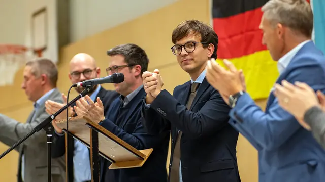 Auf der Bühne in Bann: CDU-Kandidat Christopher Bretscher wird nach seiner Nominierung von Parteikollegen mit Applaus gefeiert. | Foto: Erik Stegner