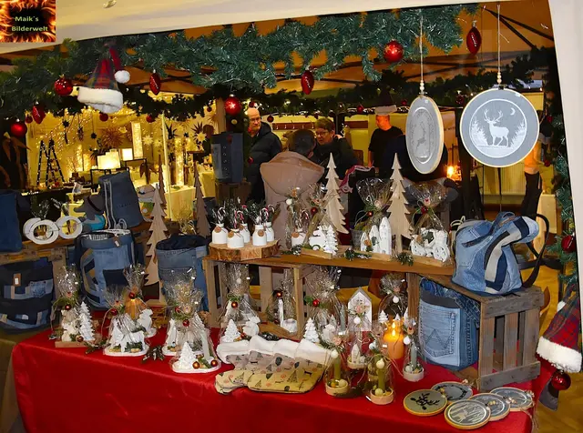 In der Festhalle präsentieren Kunsthandwerker ihre Arbeiten | Foto: Maik's Bilderwelt