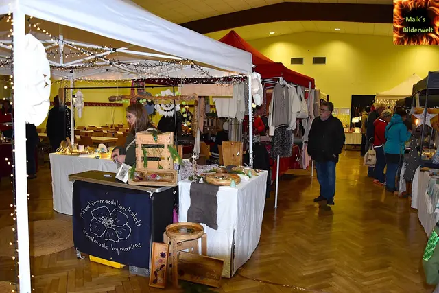 Weihnachtliche Stände indoor am Adventsmarkt | Foto: Maik's Bilderwelt