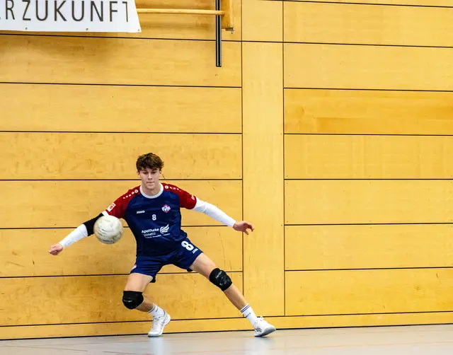 Felix Schneider in der Abwehr | Foto: Wolfgang Neuberth