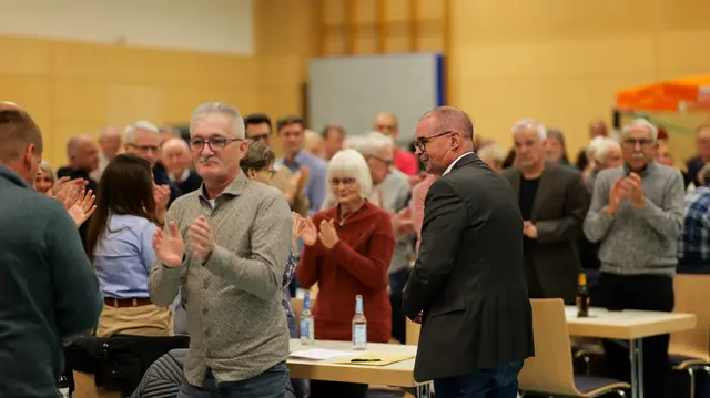 Stehende Ovationen gab es auch für Dr. Peter Degenhardt – die Mitglieder würdigen seine langjährige Leistung an der Spitze der Verbandsgemeinde. | Foto: Erik Stegner