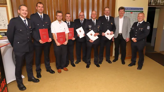 Die Ehrung: Stv. Wehrleiter Jörg Tremmel (v. l.), stv. Wehrführer Florian Schneck, Luca Thiel, Jonas Faul, Peter Maue, stv. Wehrleiter Danny Schulz, Wehrführer Hans Arnold, Verbandsbürgermeister Harald Westrich und Wehrleiter Christian Scheidel
 | Foto: VG Otterbach-Otterberg / Harald Laier