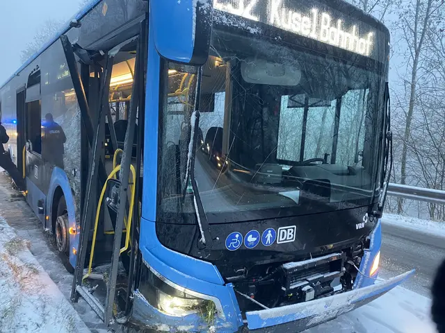 Der Schulbus rutschte von der Straße und erlitt einiges an Blessuren | Foto: Polizeiinspektion Kusel