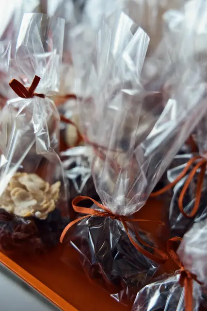 Dank 6 Lehrer:innen konnten 250 Tütchen gepackt und beschriftet werden. Perfekt die Hinweise auf allergene Stoffe / Zutaten auf französisch. | Foto: Jürgen Vogt