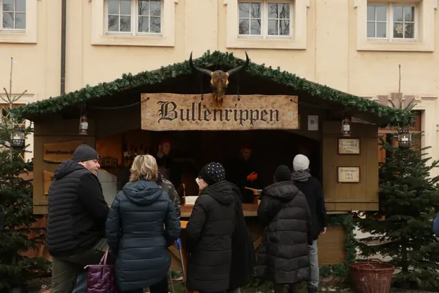 Genießen gehört dazu - auf dem mittelalterlichen Weihnachtsmarkt vor der Karlsburg in Durlach | Foto: Heike Schwitalla