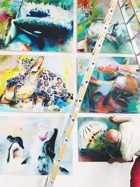 Christian Uhl beim Hängen seiner Bilder | Foto: Christian und Helene Uhl