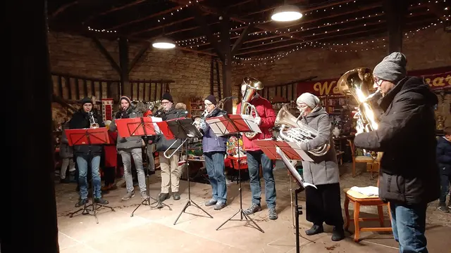 Musik erfüllt den Herrenhof – Adventsklänge beim Weihnachtsmarkt der Nächstenliebe. | Foto: Michael Leim