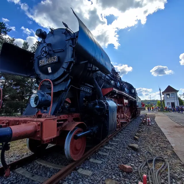 Wird als Adventsfenster noch mehr zum Hingucker: die historische Dampflok am Stellwerk in Otterbach | Foto: Alfons Weiß/gratis