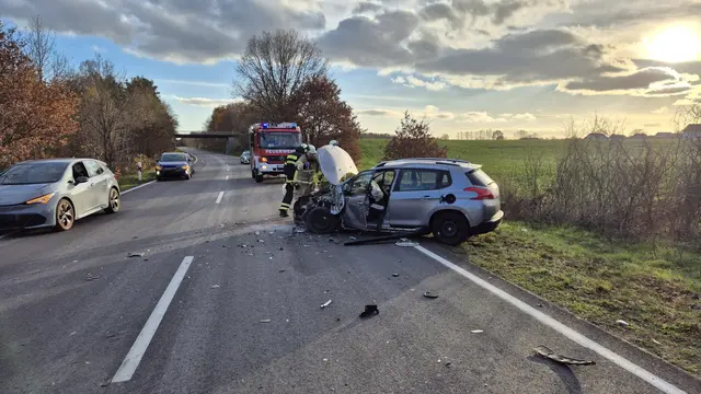 Die beteiligten Fahrzeuge waren infolge der Kollision nicht mehr fahrbereit und mussten abgeschleppt werden. Der entstandene Gesamtschaden wird von der Polizei auf einen mittleren fünfstelligen Betrag geschätzt. | Foto: Feuerwehr Waldmohr/Kai Lehmann