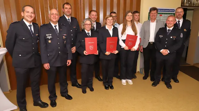 Verpflichtungen und Beförderungen: Stv. Wehrleiter Jörg Tremmel (v. l.), stv. Wehrleiter Danny Schulz, stv. Wehrführer Florian Schneck, Andrea Blauth, Gregor Springwald, Gina Schehr, Ramon Osorio, Mia Sophie Müller, Felix Woll, Verbandsbürgermeister Harald Westrich, Wehrleiter Christian Scheidel und Wehrführer Hans Arnold | Foto: VG Otterbach-Otterberg / Harald Laier
