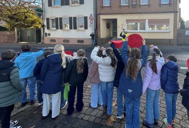 Kinder und Polizei kontrollieren Geschwindigkeit vor Grundschule in Edesheim | Foto: Polizei Edenkoben