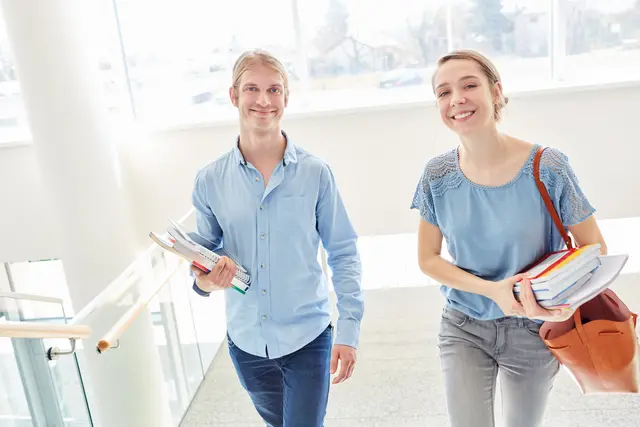 Die Studierenden erwerben fundiertes Wissen in Betriebswirtschaftslehre, Volkswirtschaftslehre und Projektmanagement und vertiefen darauf aufbauend ihr Know-how in modernen Marketing- und Vertriebsdisziplinen. | Foto: Robert Kneschke/stock.adobe.com