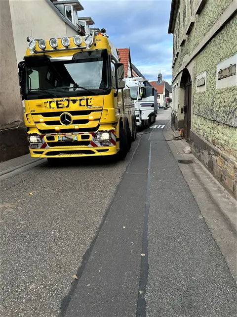 Klingenmünster - Verkehrsbehinderung durch Pannen-Lkw
 | Foto: Polizei Bad Bergzabern