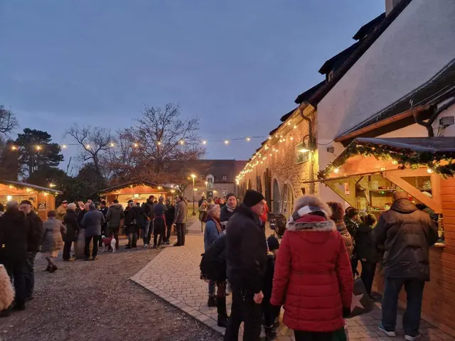 Liebevoll dekorierte Hütten: Der Weihnachtsmarkt der Nächstenliebe entsteht durch viele helfende Hände. | Foto: Katja Klohr