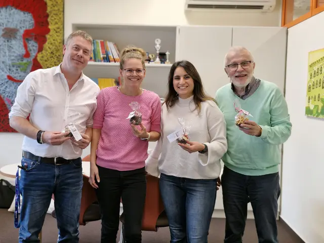 Es hat Spaß gemacht! Schulleiter Markus Schlegel, Kursleiterin Anna Schneider, Französischlehrerin Yasemin Güler und AK Vorsitzender Jürgen Vogt bei der Übergabe durch die Schule. | Foto: Jürgen Vogt