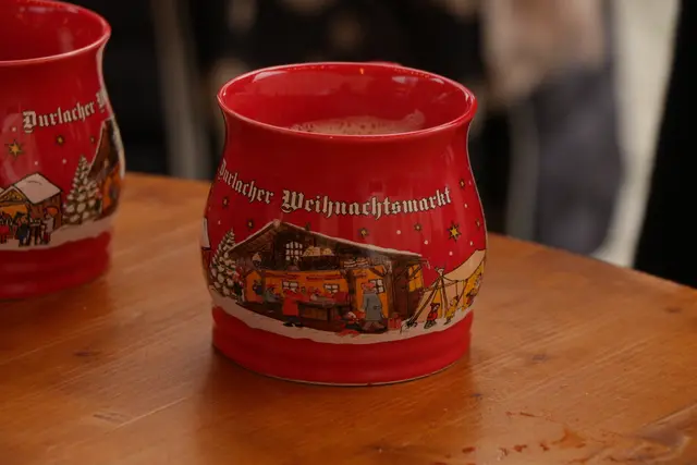 Genießen gehört dazu - auf dem mittelalterlichen Weihnachtsmarkt vor der Karlsburg in Durlach | Foto: Heike Schwitalla