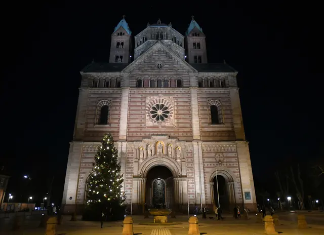 Dom zu Speyer: die Westseite des Doms mit großem Weihnachtsbaum  | Foto: Domkapitel Speyer/Klaus Landry