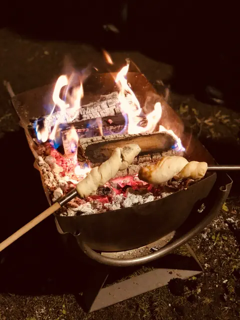 Stockbrot grillen am Lagerfeuer. | Foto: Sophie Glantz