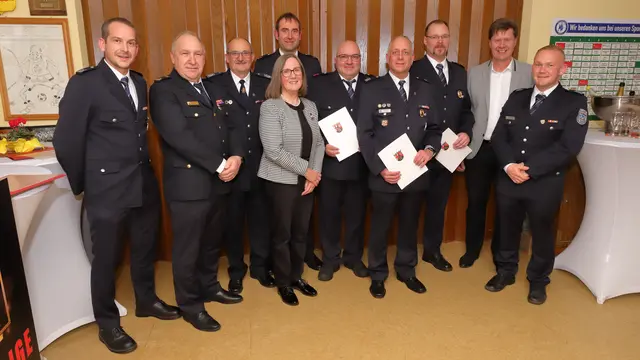 Festkommers der Feuerwehr Olsbrücken: Stv. Wehrleiter Jörg Tremmel (v. l.), Brand- und Katastrophenschutzinspekteur Michael Herfurt, Franz-Josef Preis, stv. Wehrführer Florian Schneck, Kreisbeigeordnete Gudrun Heß-Schmidt, Peter Maue, stv. Wehrleiter Danny Schulz, Wehrführer Hans Arnold, Bürgermeister Harald Westrich und Wehrleiter Christian Scheidel | Foto: VG Otterbach-Otterberg / Harald Laier