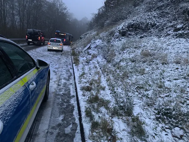 Beim Eintreffen der Einsatzkräfte hatten bereits mehrere Angehörige ihre Kinder oder weitere Businsassen abgeholt | Foto: Polizeiinspektion Kusel