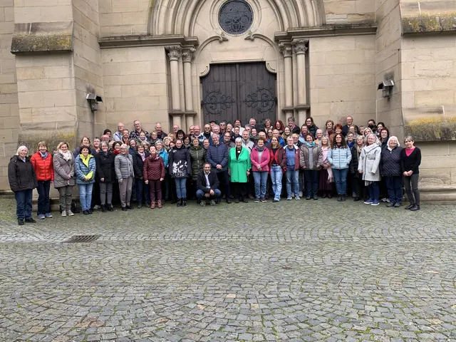 Fast 100 Sängerinnen und Sänger aus drei großen Ensembles sowie mehrere Solisten präsentieren am 13. und 14. Dezember J.S. Bachs Weihnachtsoratorium in Bad Sobernheim und (wie auf dem Bild zu sehen) in der Abteikirche Offenbach am Glan. | Foto: Rebecca Bleh, Kirchenkreis Obere Nahe