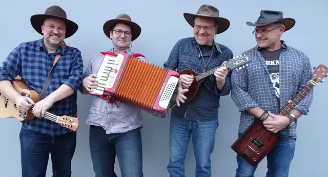 Die Pälzer Cantry Bänd (von links): Mario „Big Joe“ Bissinger, Tino „Little Joe“ Schreck, Michael „Middle Joe“ Bissinger und Cornelius „Doc Moliday“ Molitor  | Foto: Heidi Bissinger