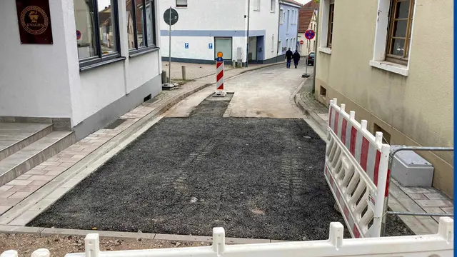 Vorbereiteter Anschlussbereich in einer Seitenstraße zur Kaiserstraße: Auch hier sind die Asphaltierungsarbeiten nun für Dezember vorgesehen. | Foto: Stadt Landstuhl