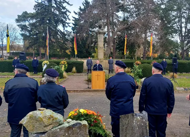 OB Weigel sprach anlässlich des Volkstrauertags auf dem Hauptfriefhof. | Foto: Stadt Neustadt