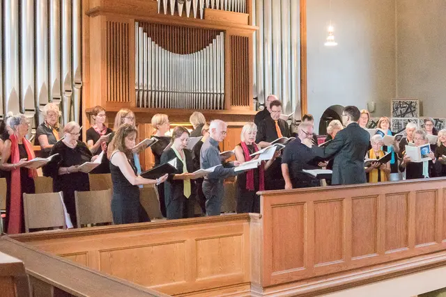 Ein Projektchor unter Leitung von Bezirkskantor Tobias Martin - wie hier beim Dekanatskirchenmusiktag - bestreitet neben Solo-Stimmen und Instrumentalisten das festliche Adventskonzert.  | Foto: Prot. Dekanat LU/Wagner