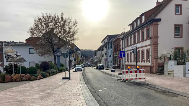 Blick in die Kaiserstraße am 14. November: Bevor die Fahrbahn im Dezember asphaltiert wird, bleibt der Bereich weiterhin Baustelle. | Foto: Stadt Landstuhl