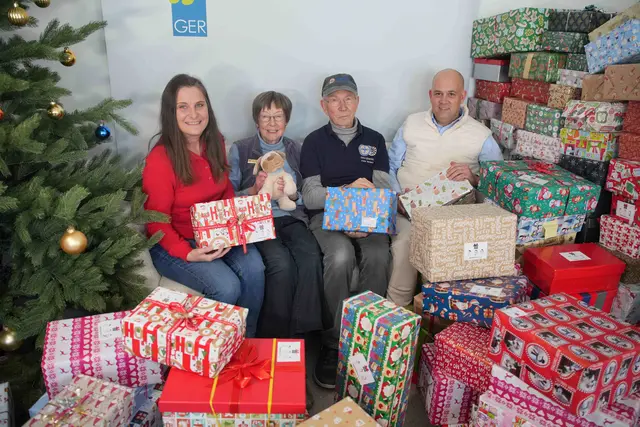 (v.l.n.r.) Sabine Kissel sowie Doris und Peter Wolters, allesamt von der Round-Table-Familie, sowie Landrat Martin Brandl | Foto: Kreis GER / mda