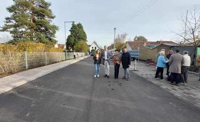 Freuen sich über die neue Zufahrt mit Parkplätzen zur Kita (v.li.): Ortsvorsteherin Fabienne Gerau-Frisch, Baudezernent Bernhard Adams, Kerstin Baum und Martin Utech (Tiefbauabteilung). | Foto: Stadt Neustadt