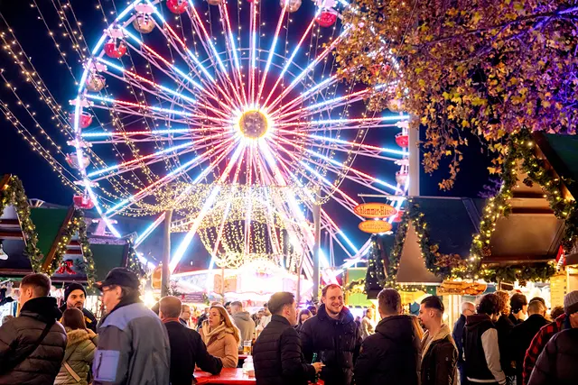 Gemütlich und atmosphärisch: Beim Weihnachtsmarkt in Ludwigshafen kann man den Lichterzauber genießen und in Weihnachtsstimmung kommen | Foto: Lys Y. Seng / Lukom
