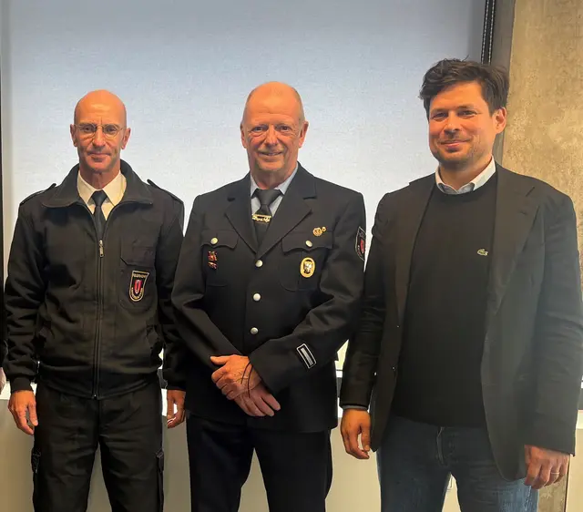 Rudolf Scheubeck umrahmt von Referatsleiter Thomas Höhne und Dezernent Manuel Steinbrenner | Foto: Stadt Kaiserslautern/gratis