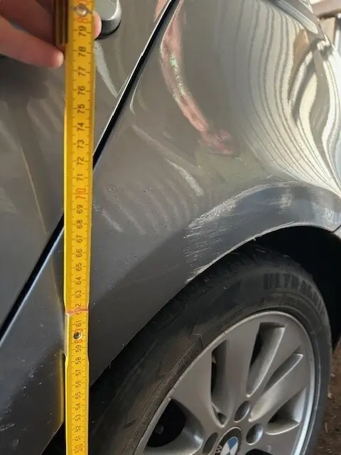 Diesen Schaden ließ der Dacia-Fahrer zurück | Foto: Polizei