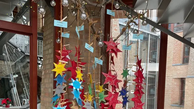 Hier am Weihnachtsbaum im Foyer der Verbandsgemeindeverwaltung in Jockgrim kann man sich einen Wunschstern holen | Foto: VG Jockgrim/frei