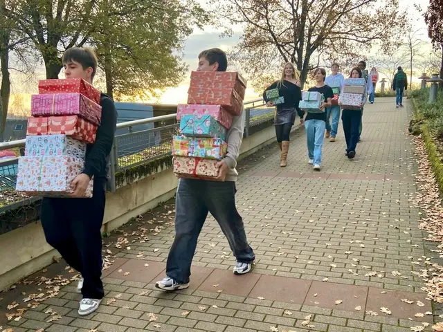 Die Schüler der 9e beladen mit Eifer den Transporter | Foto: HSG Kaiserslautern/gratis
