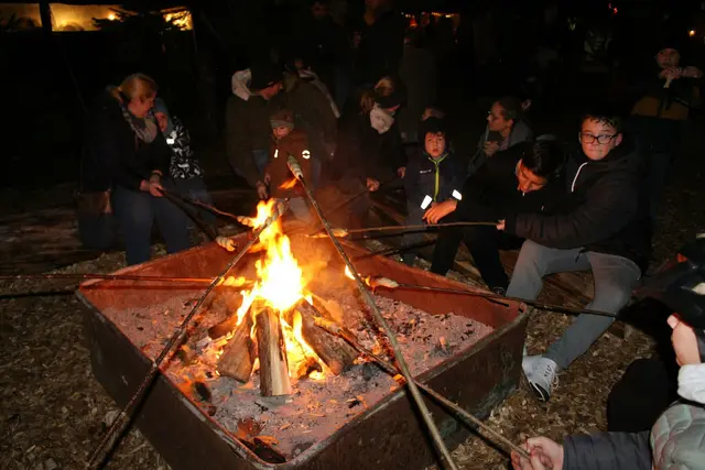 Stockbrot am Lagerfeuer gehört für viele kleine Gäste zu den Highlights einer Waldweihnacht | Foto: Pacher, Markus